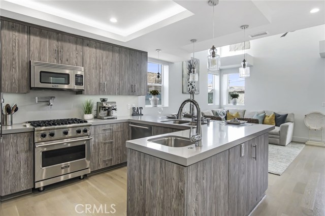 Viking Appliances, Self-closing cabinets, pot filler, Dual sinks and prep sink