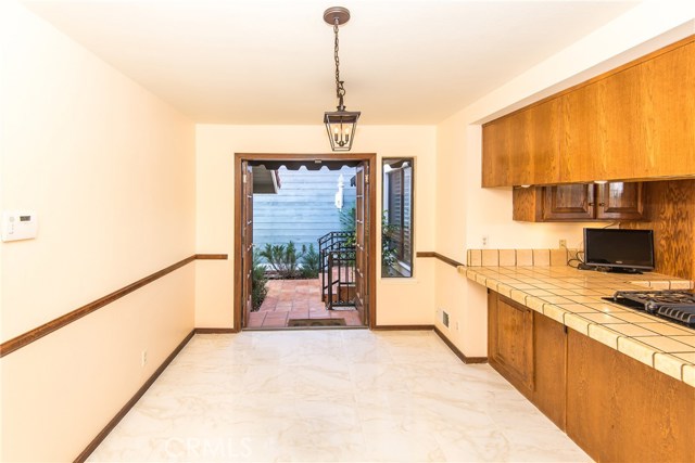 Breakfast Bar and Eating Area!