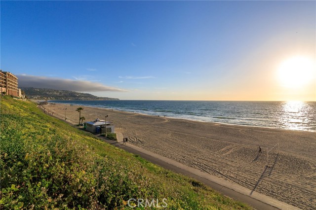 700 Esplanade, Redondo Beach, California 90277, 2 Bedrooms Bedrooms, ,2 BathroomsBathrooms,Residential,Sold,Esplanade,PV19074100