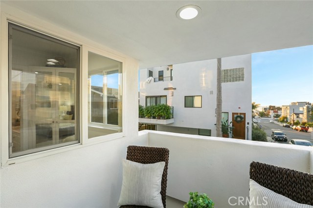 220 4th Street, Hermosa Beach, California 90254, 3 Bedrooms Bedrooms, ,4 BathroomsBathrooms,Residential,Sold,4th,PW18290182