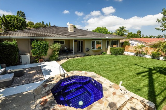 Great entertaining patio, backyard & hot tub off living!