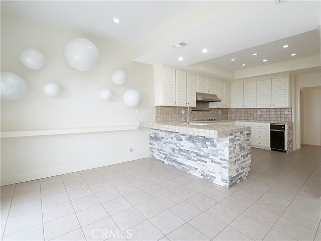 Dining Area into Kitchen Dining Area into Kitchen