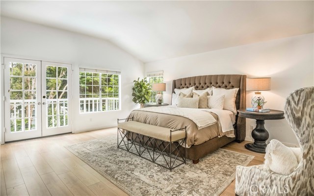 Sunny, Master Bedroom w/Vaulted Ceiling