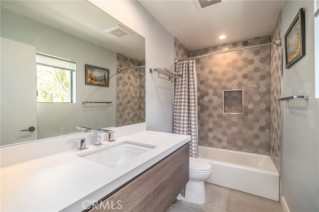 1017 8th Street, Hermosa Beach, California 90254, 3 Bedrooms Bedrooms, ,2 BathroomsBathrooms,Residential,Sold,8th,SB21081881