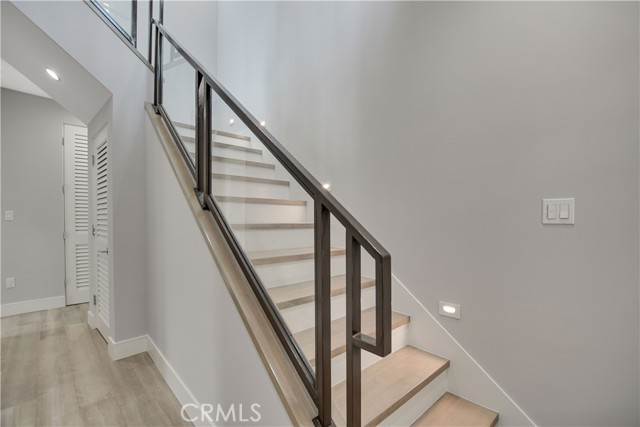 STAIRS TO 2ND LEVEL