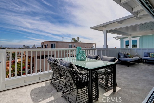 702 Loma Drive, Hermosa Beach, California 90254, 3 Bedrooms Bedrooms, ,3 BathroomsBathrooms,Residential,Sold,Loma,SB18137124