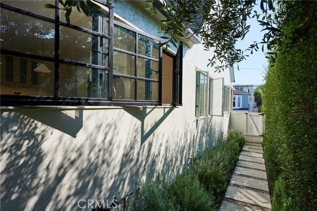 925 15th Place, Hermosa Beach, California 90254, 2 Bedrooms Bedrooms, ,1 BathroomBathrooms,Residential,Sold,15th,SB20221985