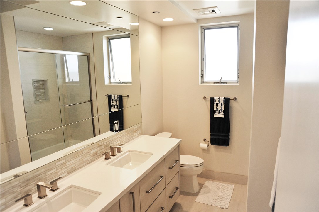 Guest bath with tub and shower