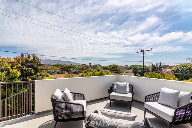 700 Avenue C, Redondo Beach, California 90277, 5 Bedrooms Bedrooms, ,5 BathroomsBathrooms,Residential,Sold,Avenue C,SB19123719