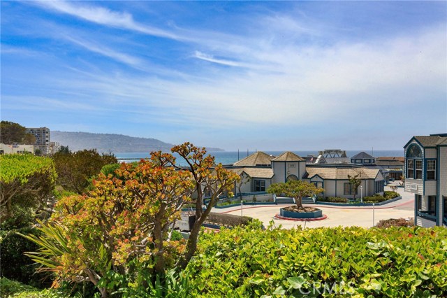 View towards Palos Verdes and businesses above the Redondo Pier