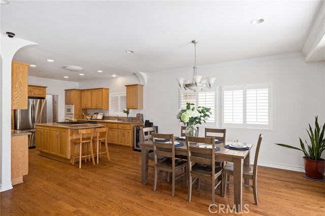 Great flow from the open concept kitchen to the dining room and backyard. Great flow from the open concept kitchen to the dining room and backyard.