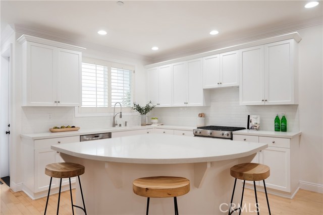 Large center kitchen island perfect for entertaining.