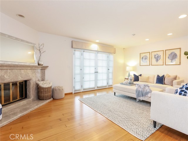 Living room w/firepllace