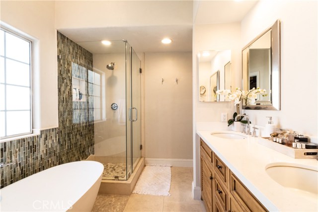 Master bathroom with double sinks, luxury soaking tub and separate shower