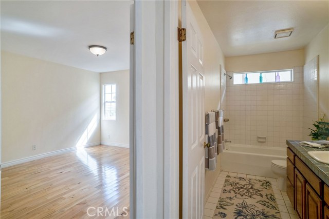 BACK HOUSE: UPSTAIRS FULL BATHROOM