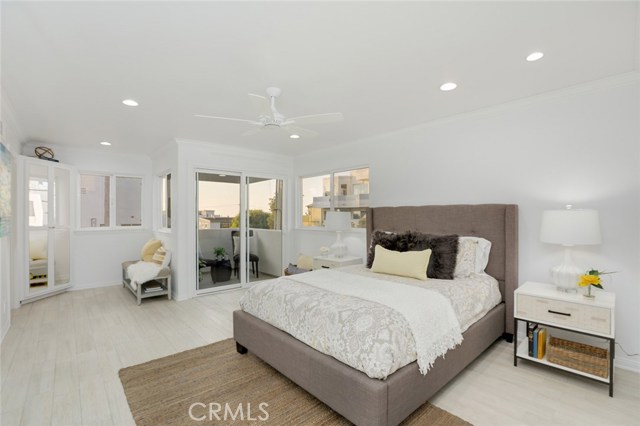 220 4th Street, Hermosa Beach, California 90254, 3 Bedrooms Bedrooms, ,4 BathroomsBathrooms,Residential,Sold,4th,PW18290182