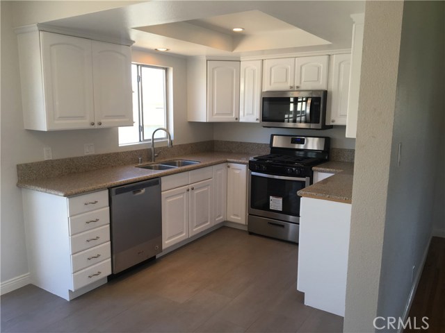 Brand new kitchen with stainless appliances!