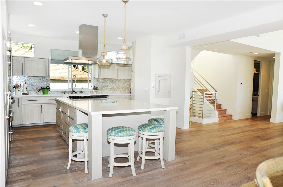 Kitchen island with quartz countertop and breakfast bar