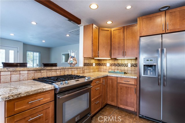 Shaker style cabinets, granite counters, tile back splash, under counter lighting and Frigidaire, professional grade appliances.