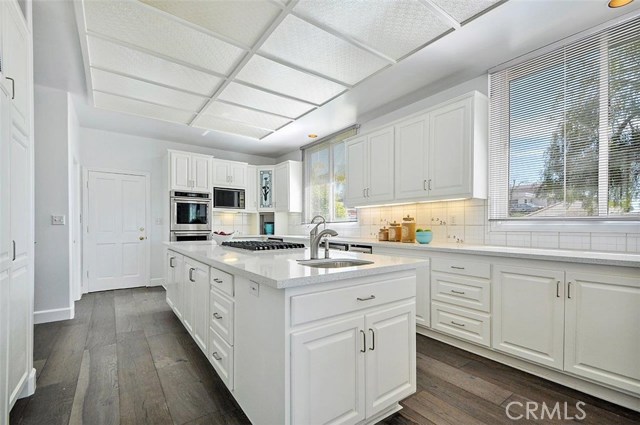 Large Center Island in Kitchen