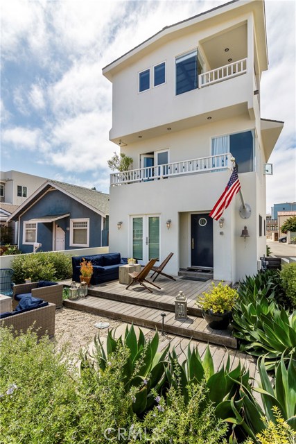 18 5th Street, Hermosa Beach, California 90254, 3 Bedrooms Bedrooms, ,4 BathroomsBathrooms,Residential,Sold,5th,SB18157510