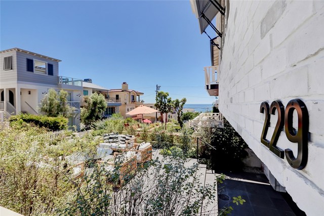 229 8th Street, Manhattan Beach, California 90266, 5 Bedrooms Bedrooms, ,4 BathroomsBathrooms,Residential,Sold,8th,SB20113486