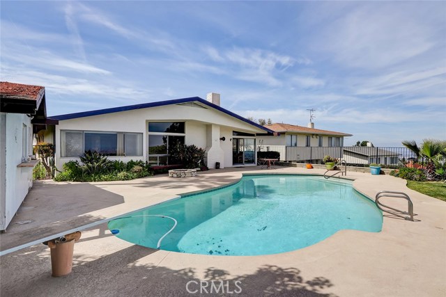 SPARKLING POOL WITH DIVING BOARD