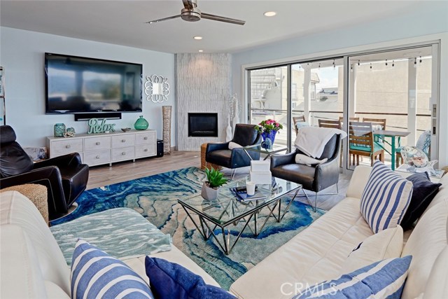 300 28th Street, Hermosa Beach, California 90254, 4 Bedrooms Bedrooms, ,4 BathroomsBathrooms,Residential,Sold,28th,SB18066666