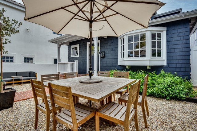 Lovely Front Yard for Entertaining