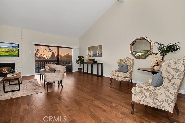 Spacious Living Room with Fireplace Spacious Living Room with Fireplace