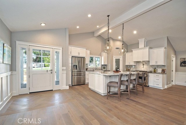 Sparkling and open kitchen - an entertainer's dream!