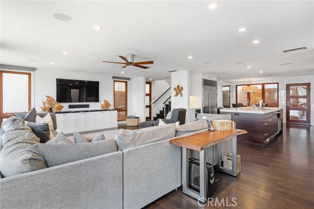 716 Manhattan Avenue, Manhattan Beach, California 90266, 3 Bedrooms Bedrooms, ,3 BathroomsBathrooms,Residential,Sold,Manhattan,SB20229192