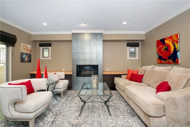 gas fireplace & bench seating