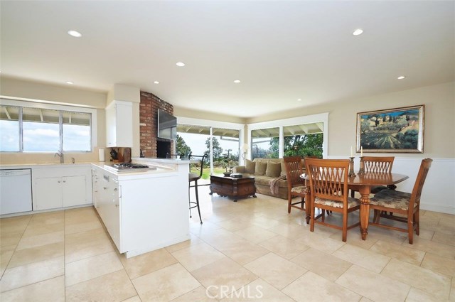 Kitchen, family room & casual dining space