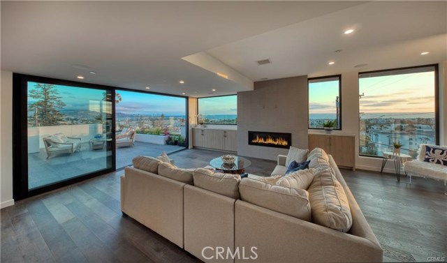 946 8th Street, Hermosa Beach, California 90254, 4 Bedrooms Bedrooms, ,3 BathroomsBathrooms,Residential,Sold,8th,SB20005641