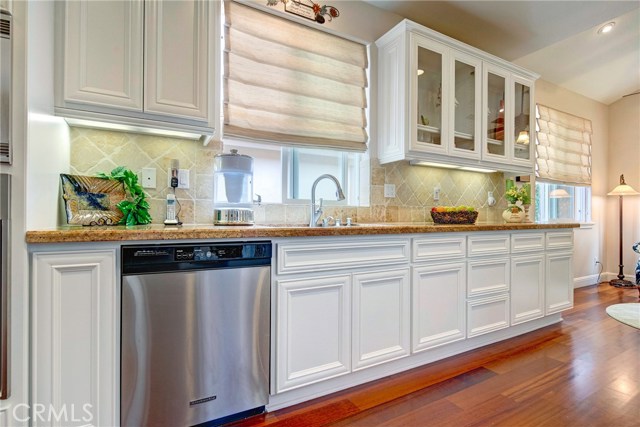 Granite countertops, all stainless steel appliances, 5 burner stovetop, beautiful cherry wood floors, built in wine fridge, pantry, and breakfast nook!