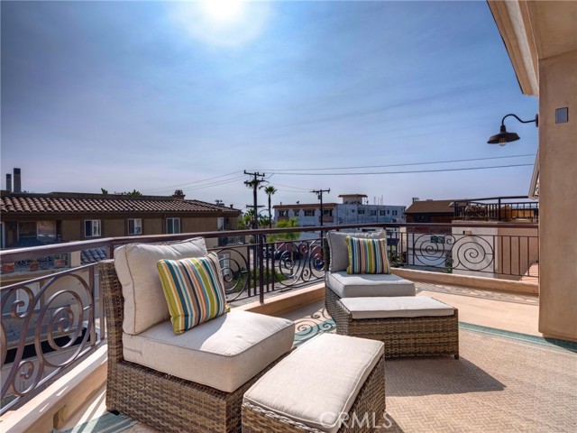 132 Monterey Boulevard, Hermosa Beach, California 90254, 3 Bedrooms Bedrooms, ,3 BathroomsBathrooms,Residential,Sold,Monterey,SB21056529