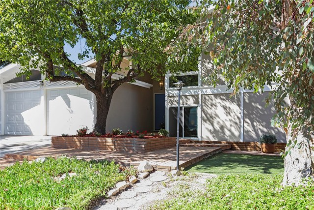 Large front yard could be fenced for play