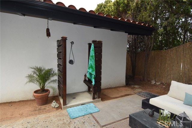 Great outside shower. Perfect to rinse off after a day at the beach or to wash the dog!