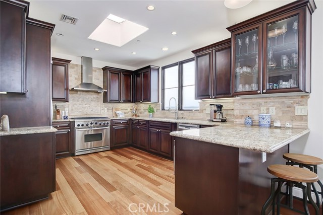 320 33rd Place, Manhattan Beach, California 90266, 3 Bedrooms Bedrooms, ,3 BathroomsBathrooms,Residential,Sold,33rd,SB21043576
