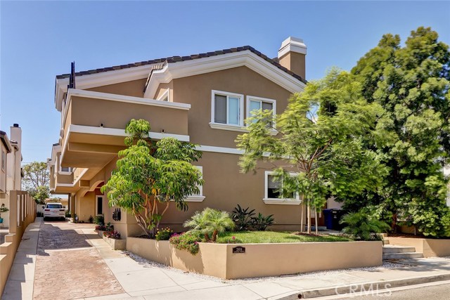 Excellent location in N. Redondo Beach with walking distance to schools, parks, and Artesia corridor.