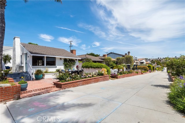 325 4th Street, Manhattan Beach, California 90266, 2 Bedrooms Bedrooms, ,1 BathroomBathrooms,Residential,Sold,4th,SB19080126