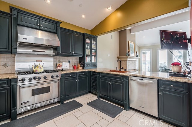 Chef's dream! 6-burner Viking stove and hood