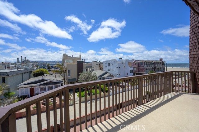 33 4th Street, Hermosa Beach, California 90254, 3 Bedrooms Bedrooms, ,Residential,Sold,4th,SB21088365