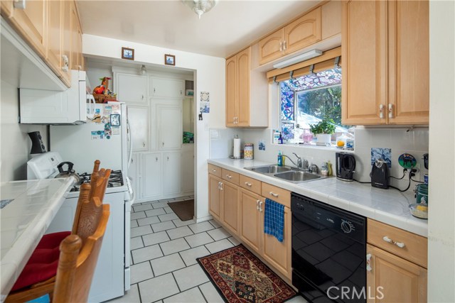 1040 Loma Drive, Hermosa Beach, California 90254, 3 Bedrooms Bedrooms, ,Residential,Sold,Loma,SB19091151