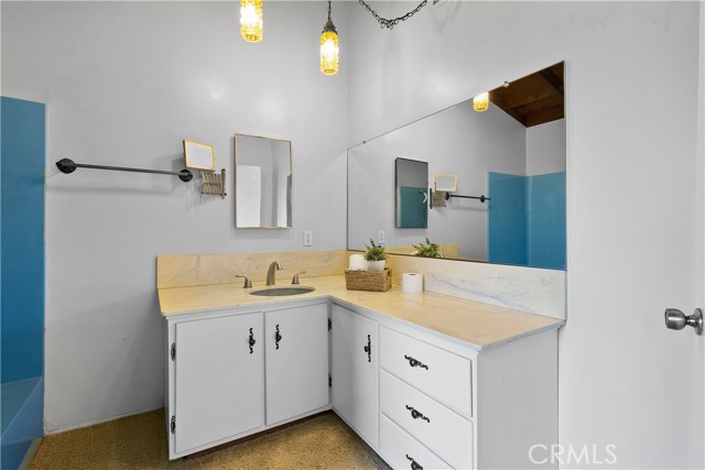 Bathroom 3 (Upstairs Master)