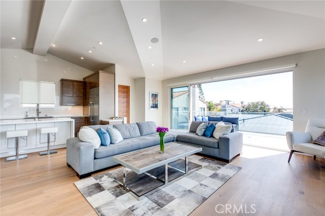 728 Lucia Avenue, Redondo Beach, California 90277, 4 Bedrooms Bedrooms, ,2 BathroomsBathrooms,Residential,Sold,Lucia,SB19142889