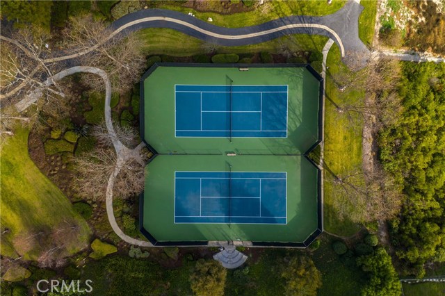 There are 2 tennis courts for exclusive use by Island View owners/occupants.  Enjoy the ocean views from the courts!  Near the courts is a pretty outdoor grassy area to enjoy the views as well!
Island view also has direct access to the trails/ Del Cerro Park area.