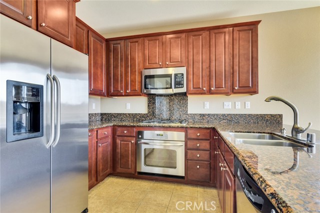 Beautiful Cherrywood Cabinets & Stainless Steel Appliances