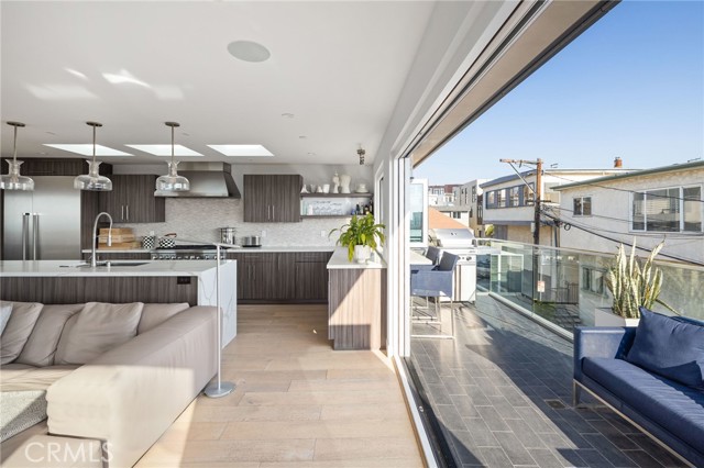 319 34th Place, Manhattan Beach, California 90266, 3 Bedrooms Bedrooms, ,3 BathroomsBathrooms,Residential,Sold,34th,PV21029643